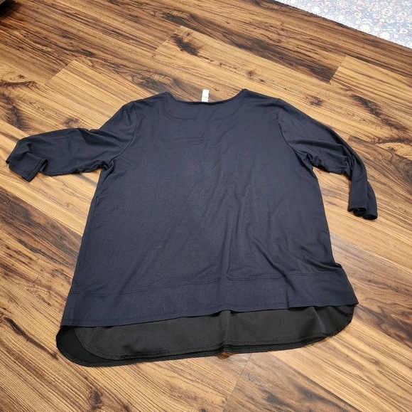 Lolë modal v-neck short-sleeved blouse - Picture 5 of 7